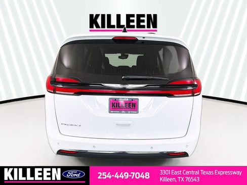 Used 2023 Chrysler Pacifica Touring-L FWD image 7