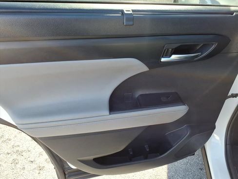 Used 2020 Toyota Highlander XLE image 21