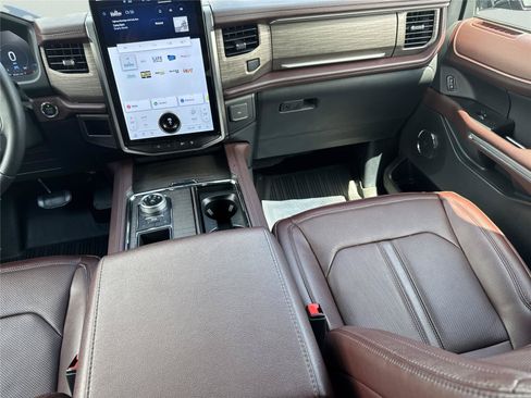 Used 2024 Ford Expedition Limited RWD image 16