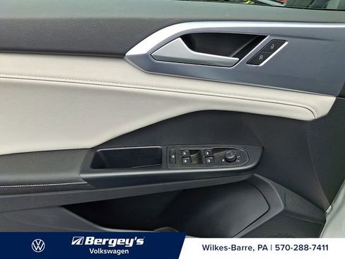 Used 2025 Volkswagen Taos SE AWD/4WD image 15