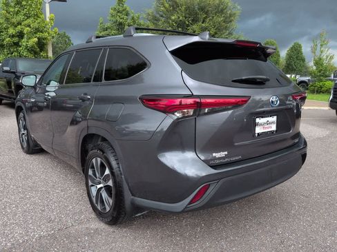 Used 2021 Toyota Highlander XLE AWD/4WD image 4