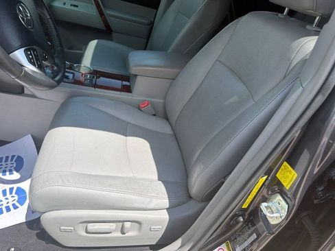 Used 2011 Toyota Highlander Limited w/ Tow Pkg FWD image 9