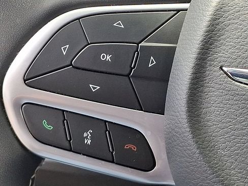 Used 2025 Chrysler Pacifica Select AWD/4WD image 21
