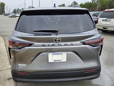 New 2026 Toyota Sienna XLE image 12