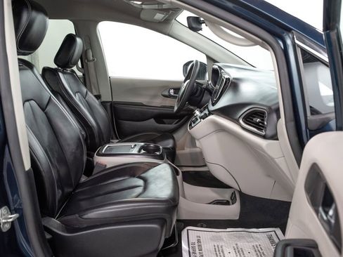 Used 2023 Chrysler Pacifica Touring-L FWD image 18