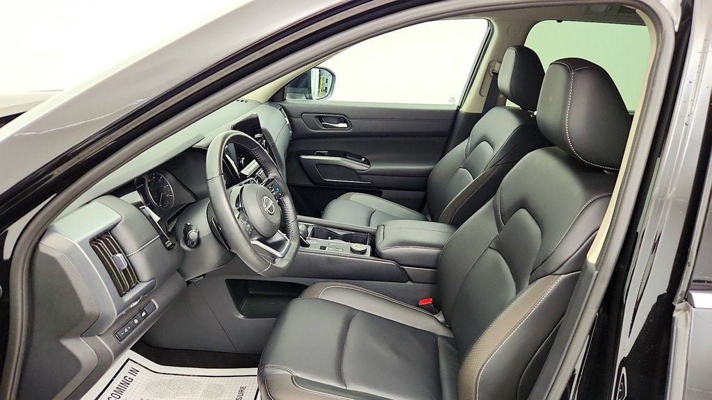 Used 2025 Nissan Pathfinder SL AWD/4WD image 12