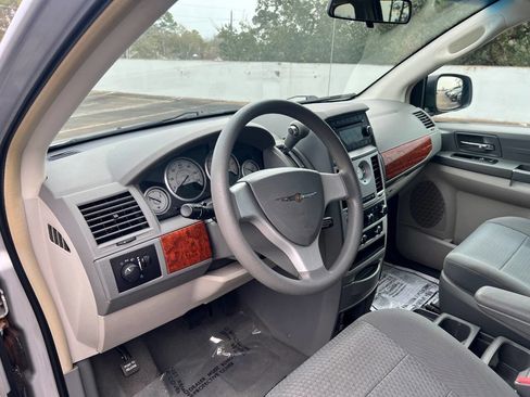 Used 2009 Chrysler Town & Country LX image 19