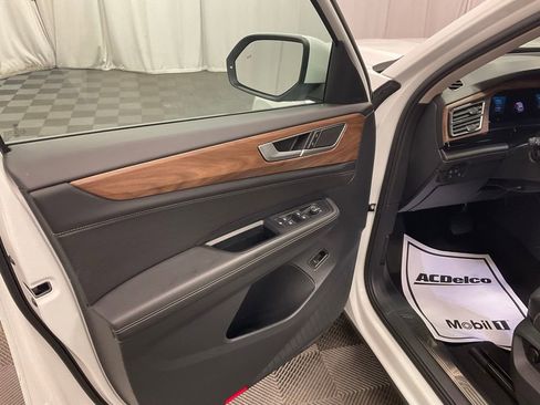 Used 2025 Volkswagen Atlas SE image 16