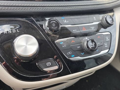 Used 2022 Chrysler Pacifica Touring-L FWD image 19