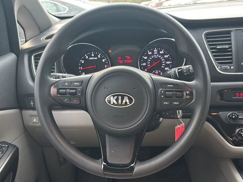 Used 2017 Kia Sedona LX image 29