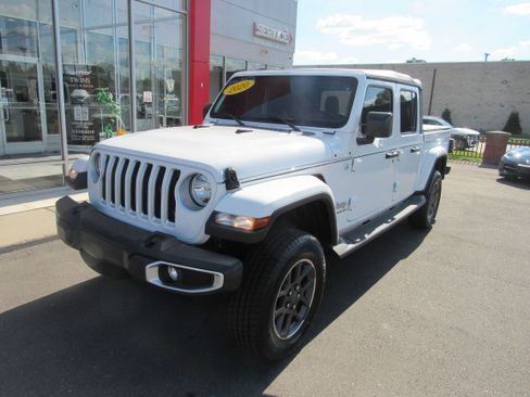 Used 2020 Jeep Gladiator Overland AWD/4WD image 2