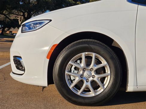 Used 2025 Chrysler Pacifica Select image 9