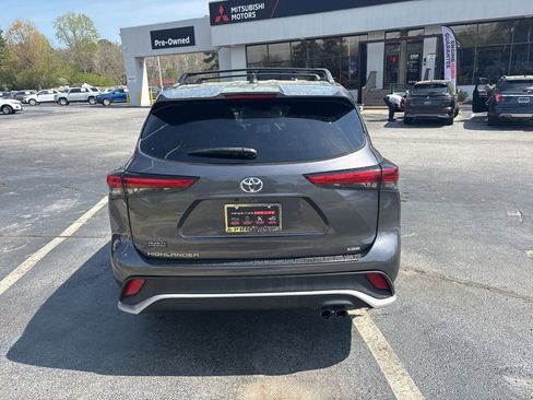 Used 2023 Toyota Highlander XSE FWD image 6