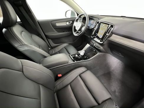Certified 2025 Volvo XC40 B5 Plus image 26