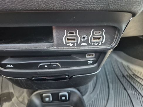 Used 2021 Chrysler Pacifica Touring-L w/ Uconnect Theater Family Group FWD image 32