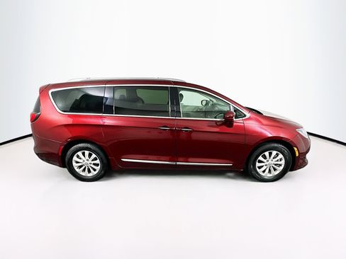 Used 2018 Chrysler Pacifica Touring-L FWD image 10