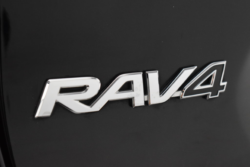 Used 2019 Toyota RAV4 LE FWD image 9
