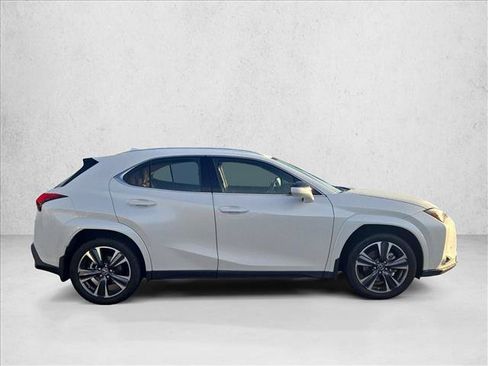 Used 2022 Lexus UX 200 w/ Premium Package FWD image 4
