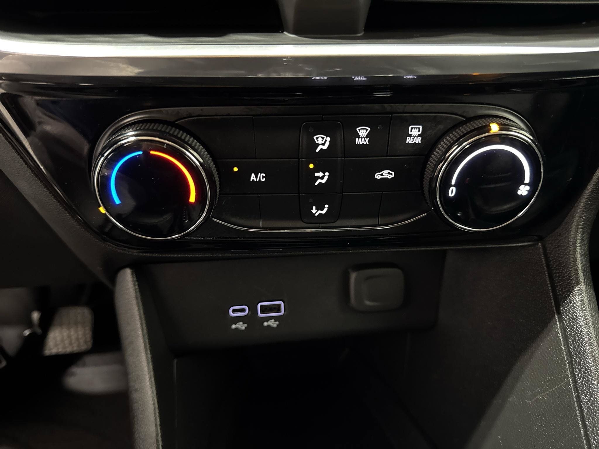 Certified 2024 Buick Encore GX Sport Touring AWD/4WD image 18