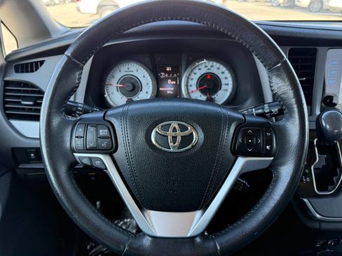 Used 2017 Toyota Sienna SE Premium image 34