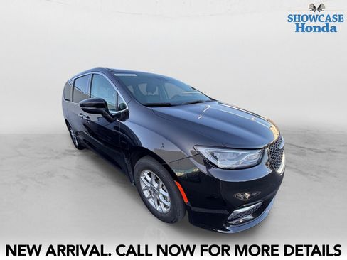 Used 2023 Chrysler Pacifica Touring-L FWD image 6