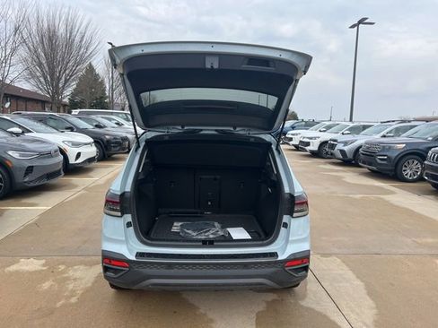 Used 2025 Volkswagen Taos SE image 10