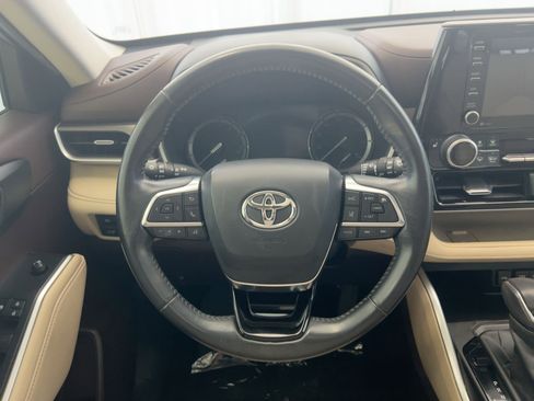 Used 2020 Toyota Highlander XLE image 18