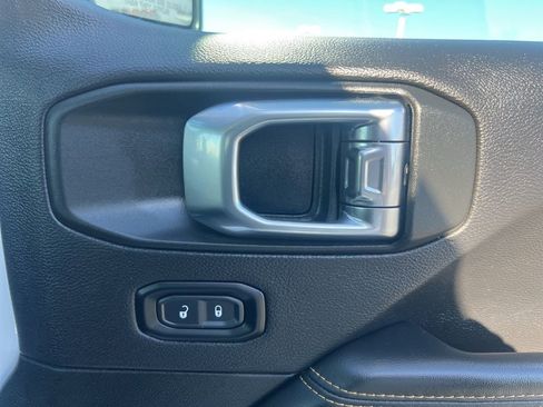 Used 2025 Jeep Wrangler Unlimited Sahara AWD/4WD image 35
