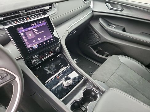 New 2025 Jeep Grand Cherokee Altitude image 12