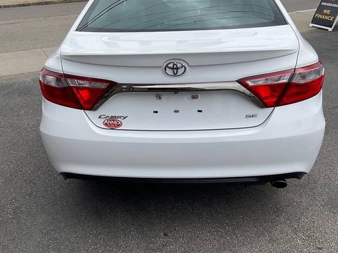 Used 2016 Toyota Camry SE w/ Moonroof Package FWD image 3