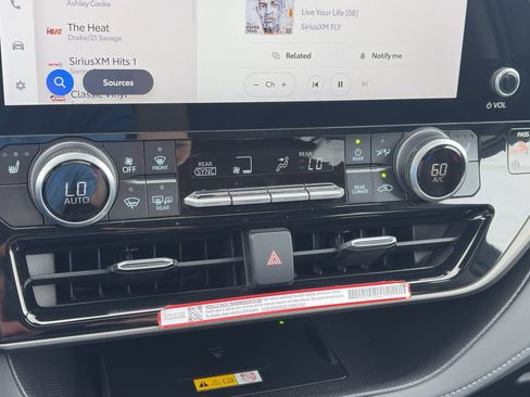 Used 2025 Toyota Highlander XLE image 26