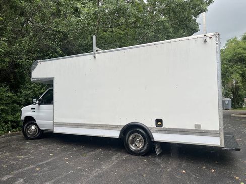 Used 2016 Ford E-350 and Econoline 350 Super Duty w/ Power Windows & Locks Group RWD image 9