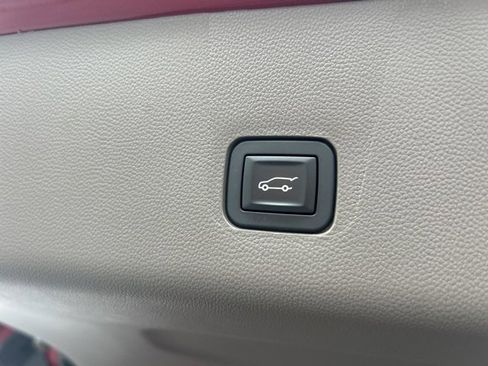 Used 2020 Chevrolet Traverse LT image 19