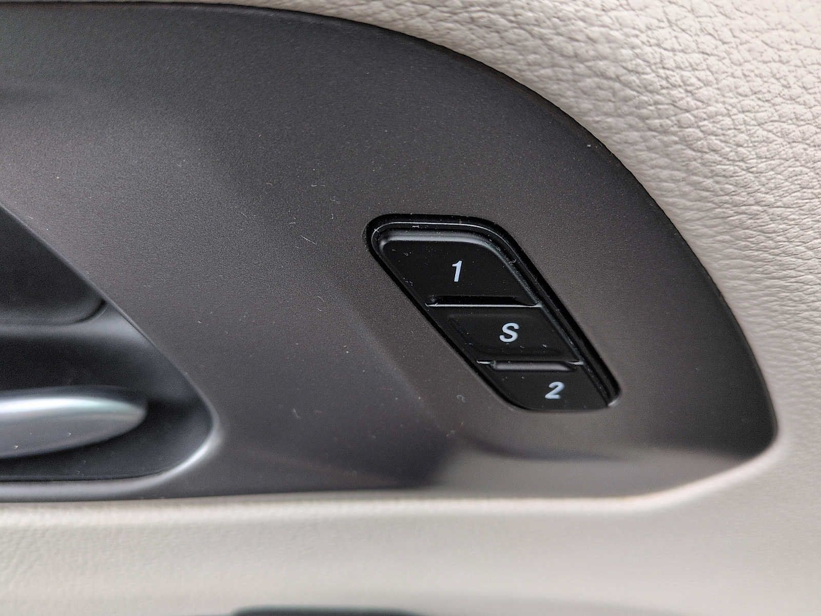 Used 2024 Chrysler Pacifica Touring-L FWD image 13