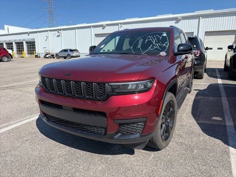 Used 2023 Jeep Grand Cherokee L Laredo image 2