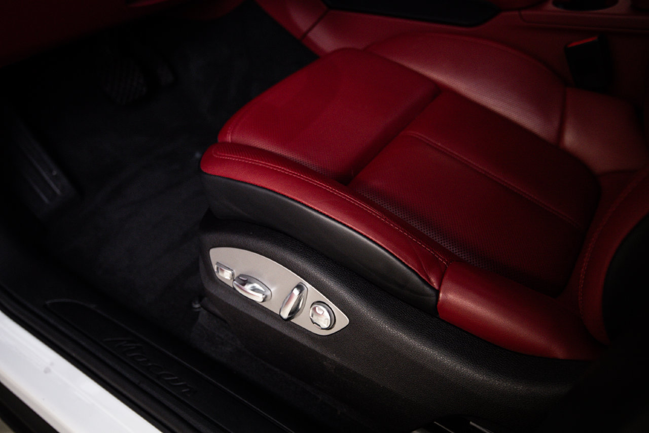 Certified 2024 Porsche Macan AWD/4WD image 14