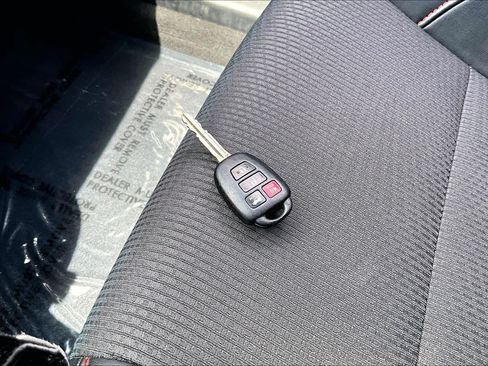 Used 2017 Toyota Camry SE FWD image 14