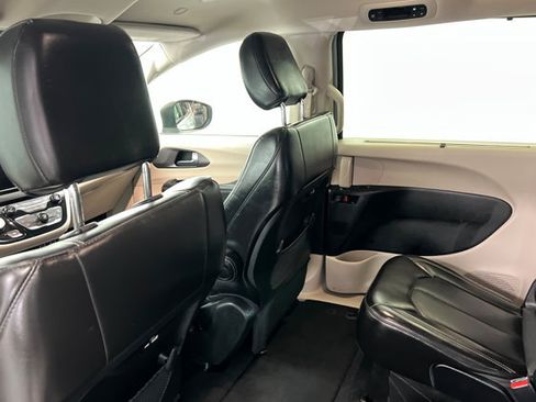 Used 2023 Chrysler Pacifica Touring-L FWD image 18