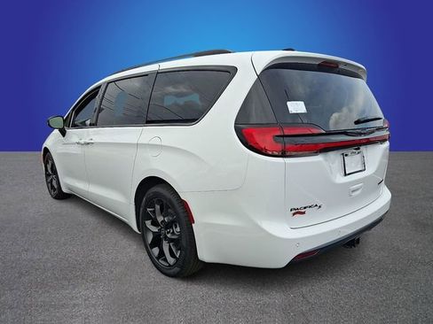 New 2026 Chrysler Pacifica Limited w/ S Appearance Package image 4