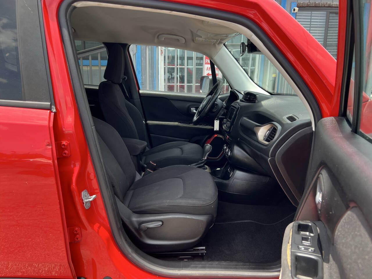 Used 2015 Jeep Renegade Latitude FWD image 12