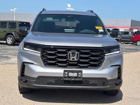 Used 2025 Honda Pilot Sport image 3