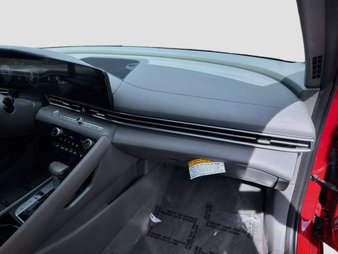 Certified 2025 Hyundai Elantra SEL FWD image 28