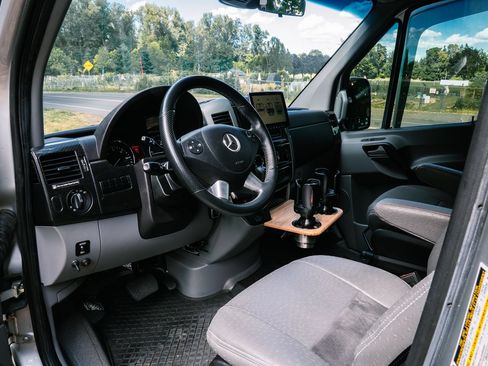 Used 2018 Mercedes-Benz Sprinter 2500 image 33