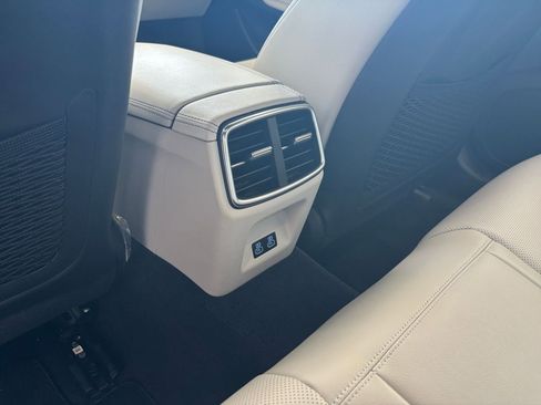 Used 2025 Genesis G70 2.5T image 25