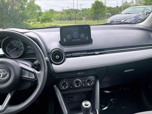 Used 2019 Toyota Yaris LE FWD image 7