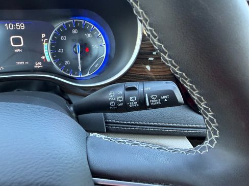 Used 2023 Chrysler Pacifica Limited FWD image 50
