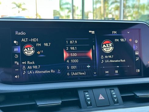 Used 2019 Lexus ES 300h w/ Luxury Package image 17