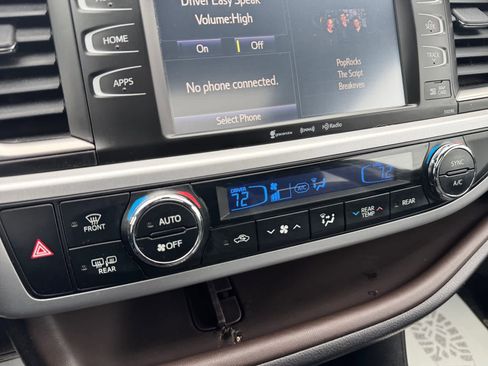 Used 2019 Toyota Highlander XLE image 23