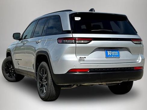 Used 2025 Jeep Grand Cherokee Altitude AWD/4WD image 4