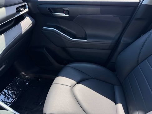 Used 2023 Toyota Highlander XLE AWD/4WD image 30